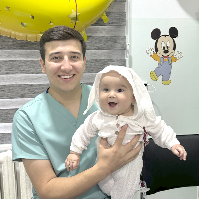 Sog'lom va jilmayib turgan bola